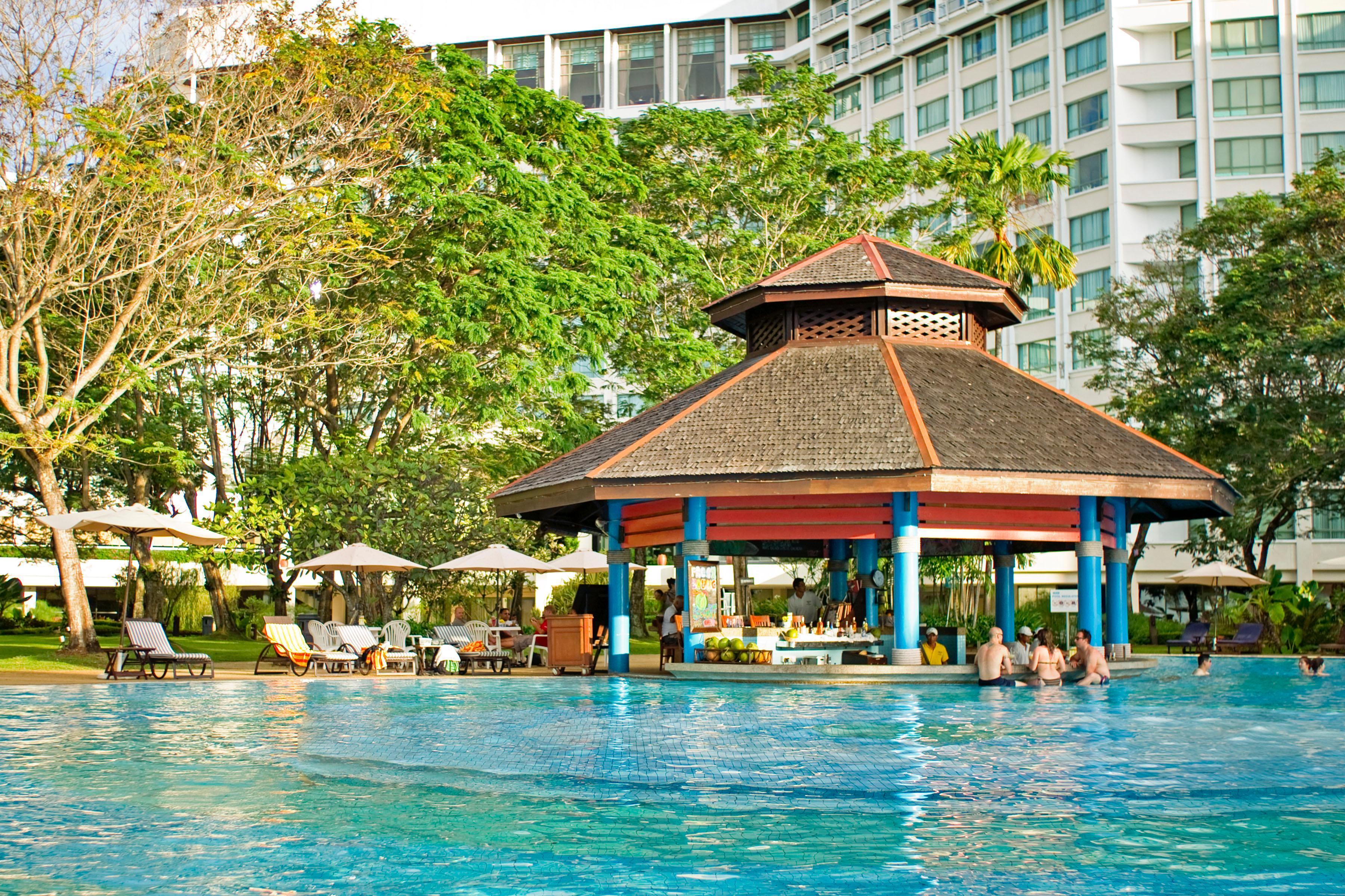 The Pacific Sutera Hotell Kota Kinabalu Exteriör bild The swimming pool at the Royal Thai Hotel