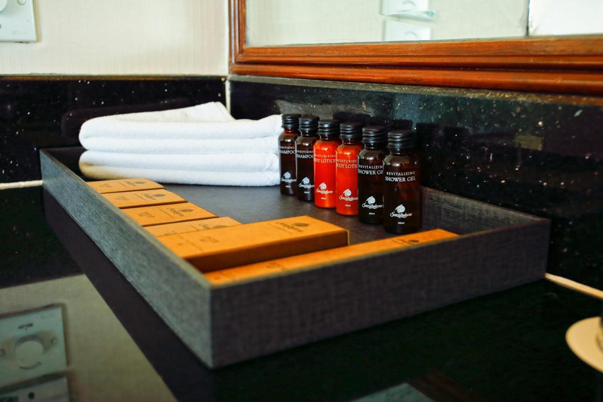 The Pacific Sutera Hotell Kota Kinabalu Exteriör bild A bathroom tray