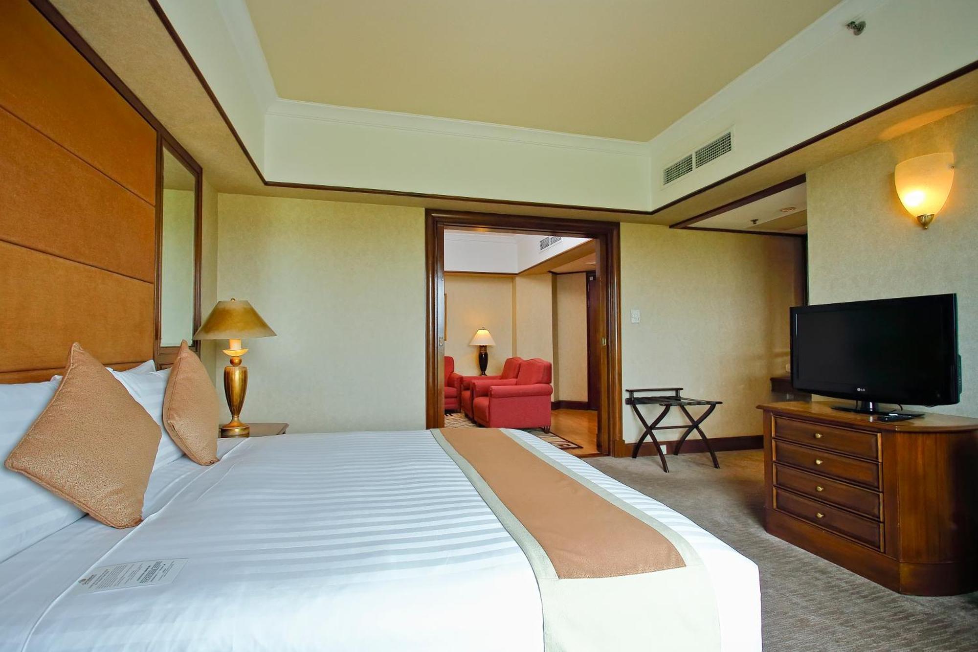 The Pacific Sutera Hotell Kota Kinabalu Exteriör bild Suite