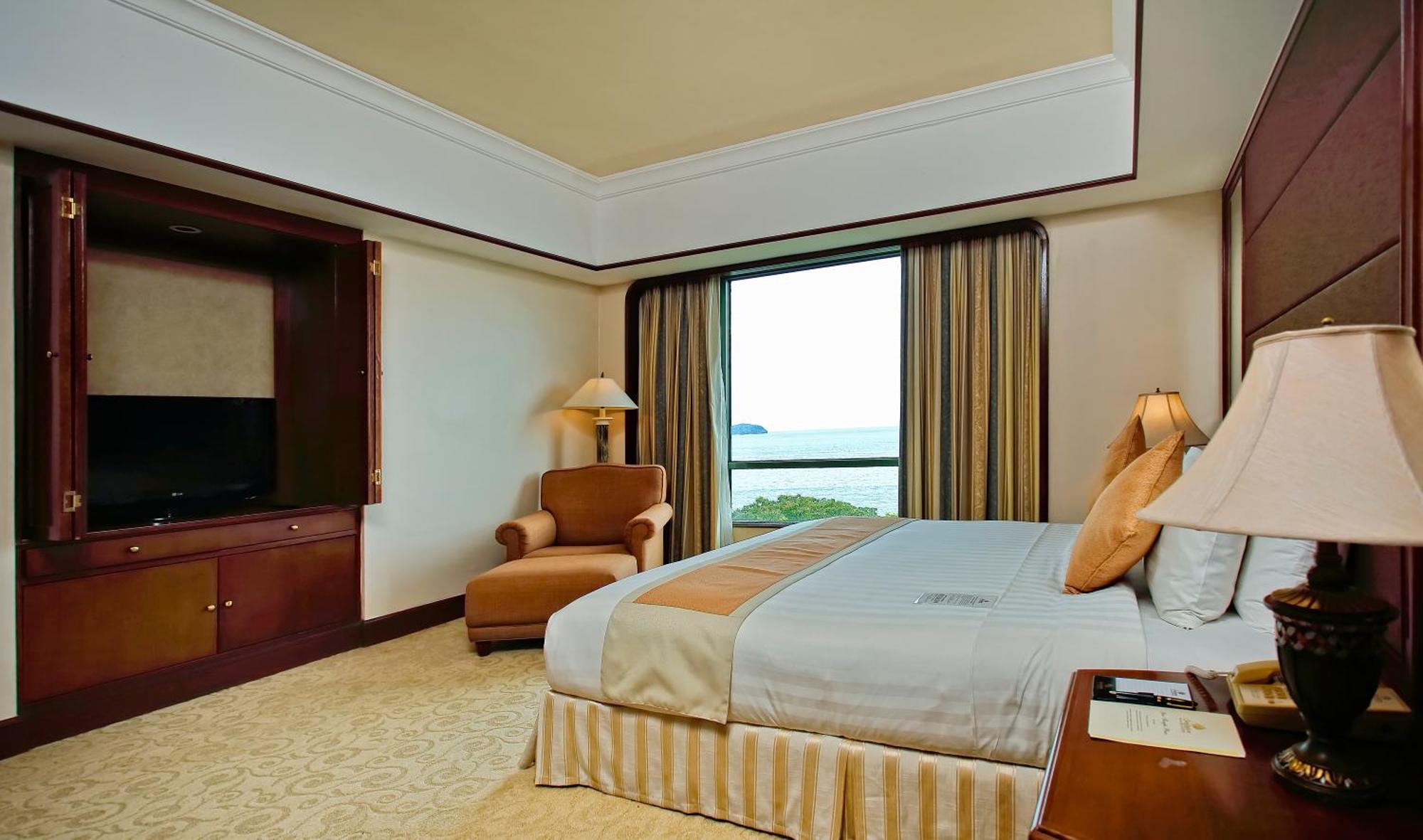 The Pacific Sutera Hotell Kota Kinabalu Exteriör bild A bedroom at the Shangri-La Hotel, Kuala Lumpur