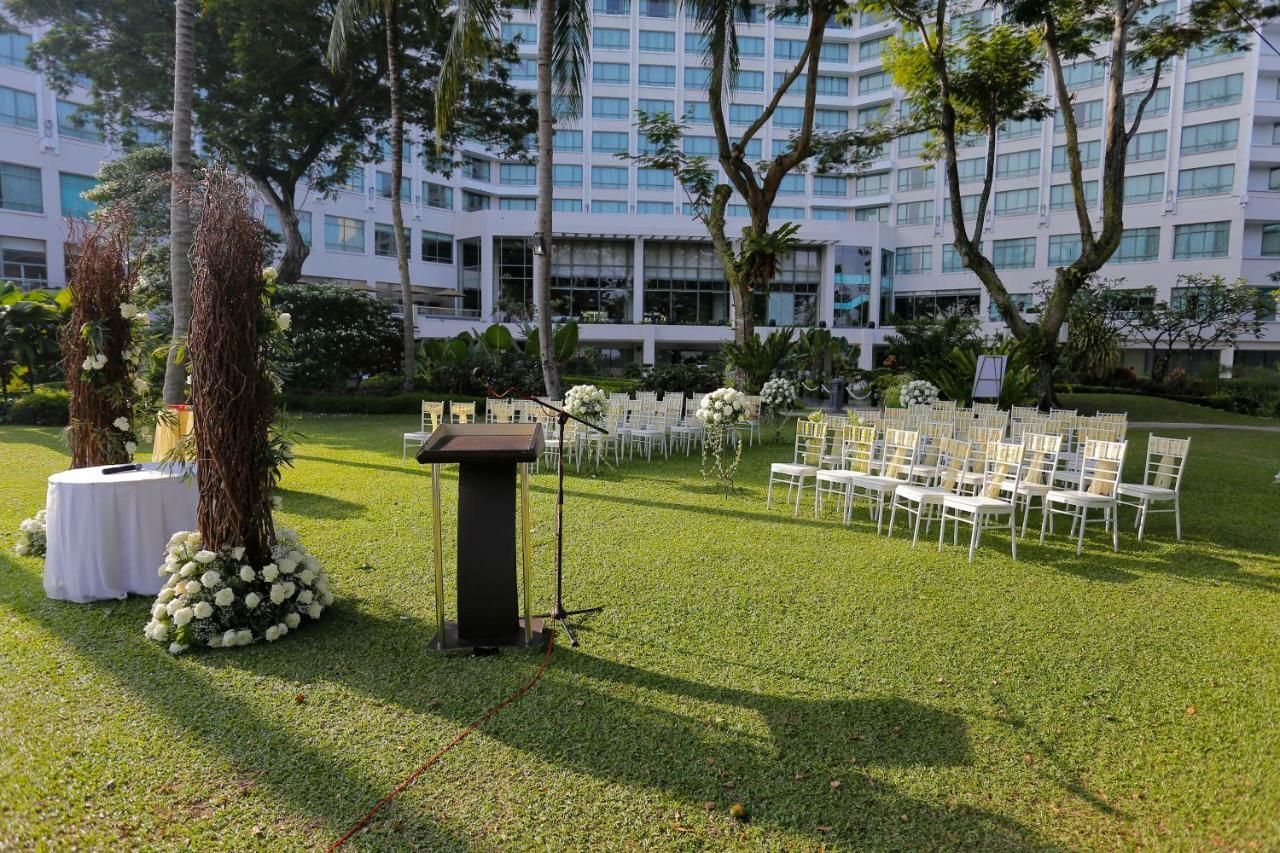 The Pacific Sutera Hotell Kota Kinabalu Exteriör bild The lawn at the Mandarin Oriental, Bangkok