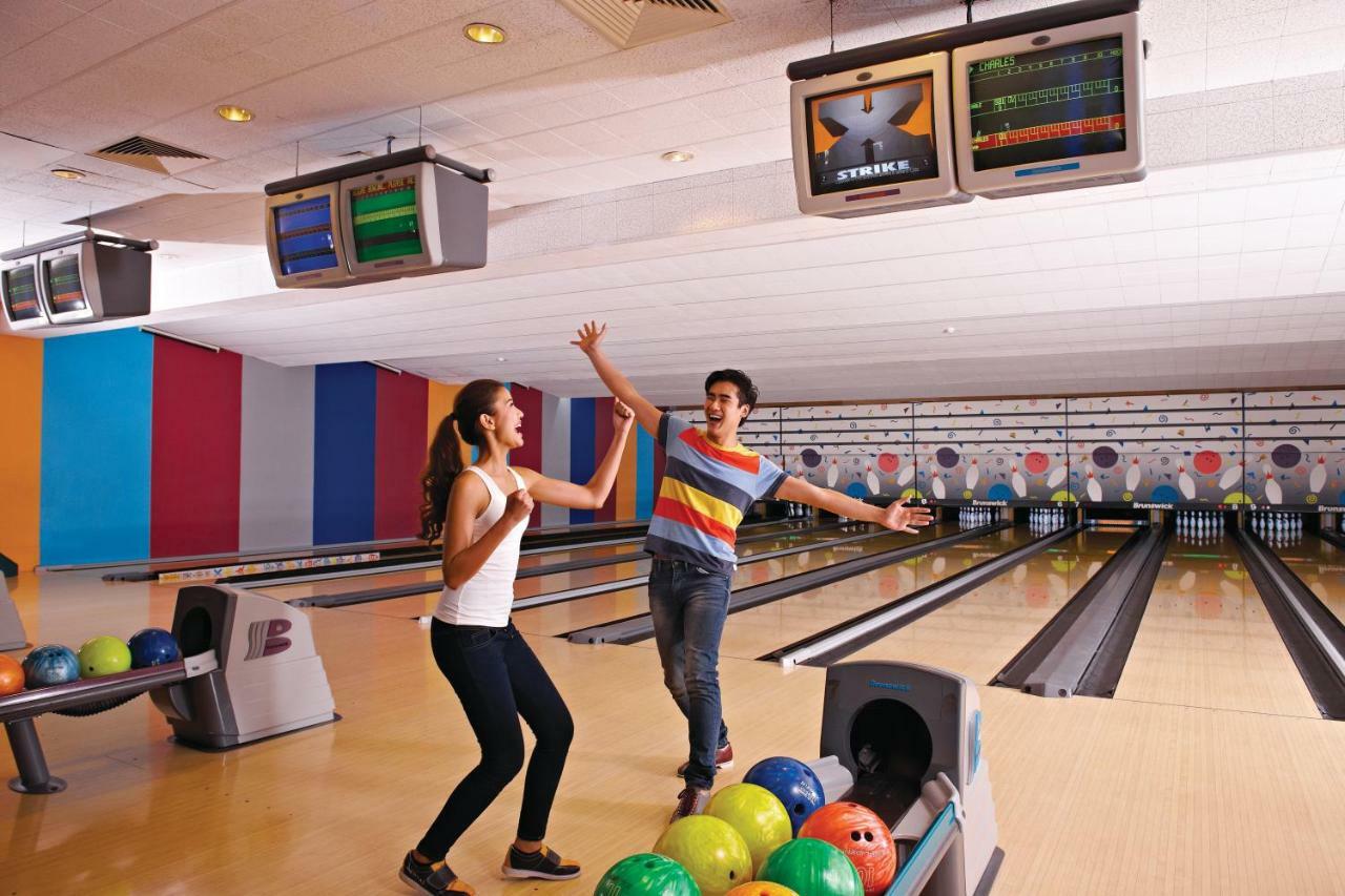 The Pacific Sutera Hotell Kota Kinabalu Exteriör bild Bowling at the mall