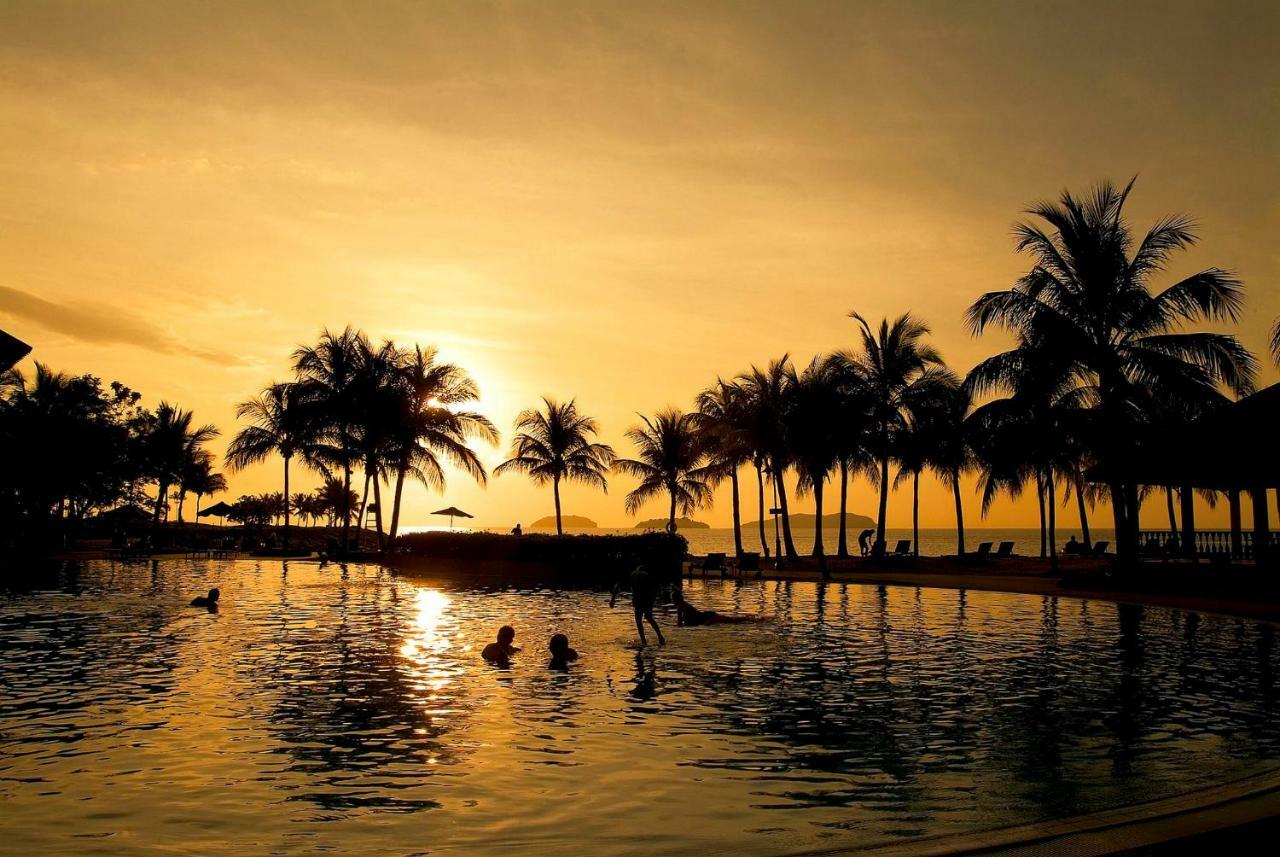 The Pacific Sutera Hotell Kota Kinabalu Exteriör bild Sunset at the beach