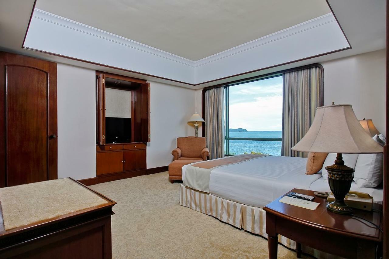 The Pacific Sutera Hotell Kota Kinabalu Exteriör bild A bedroom at the Shangri-La Hotel, Manila