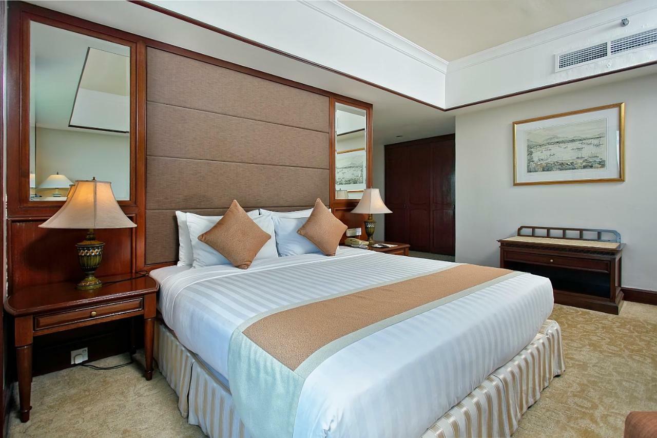 The Pacific Sutera Hotell Kota Kinabalu Exteriör bild A bedroom at the hotel